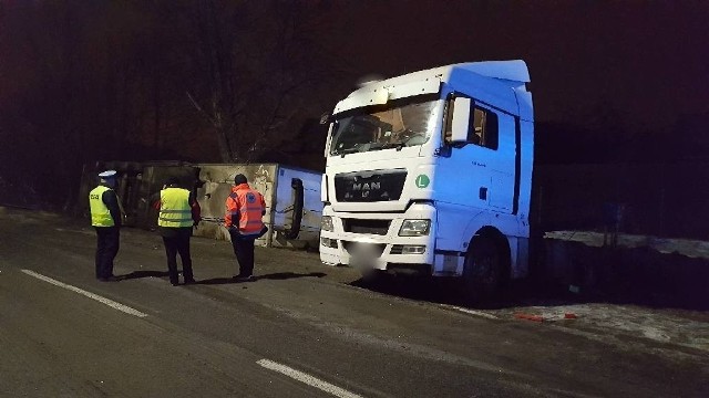 Kierujący ciężarówką stracił panowanie nad samochodem i zjechał do rowu.