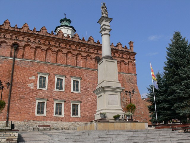 Kapsuła zostanie zamontowana 14 października, podczas odpustu na Świętego Wincentego w okolicach figurki na płycie sandomierskiego Rynku. 