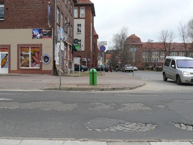 Ulicą Wojska Polskiego jeździ się jak po polnej drodze. W tle &#8211; Urząd Miasta w Świnoujściu.