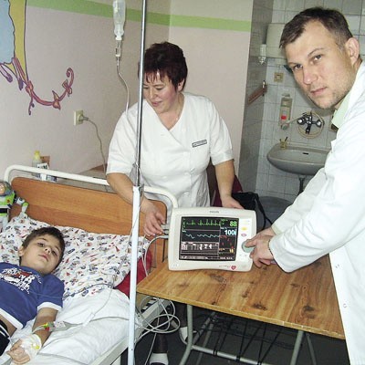 Najcenniejszym darem Wielkiej Orkiestry dla oddziału dziecięcego szpitala w Sokółce jest ten oto kardiomonitor