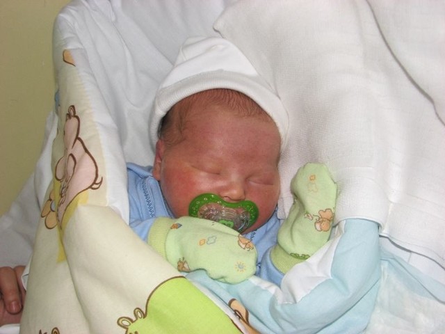 Kacper Godlewski urodził się w niedzielę, 20 stycznia. Ważył 3900 g i mierzył 59 cm. Jest pierwszym dzieckiem Justyny i Mariusza z Nieskórza