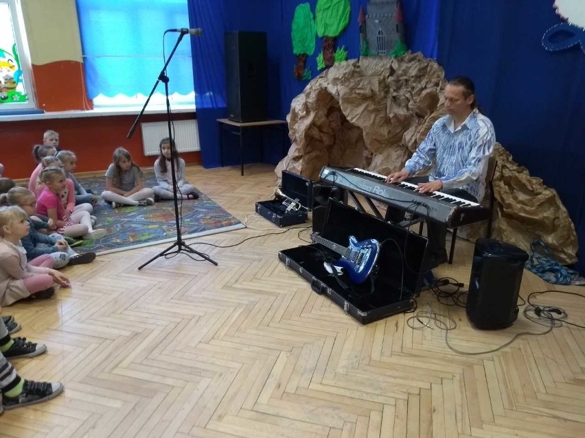 Mobilna filharmonia odwiedziła uczniów z Mirowa.