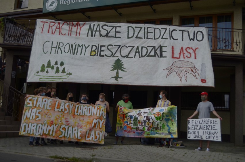 Awantura przed budynkiem Lasów Państwowych w Krośnie. Ekolodzy z Inicjatywy Dzikie Karpaty: Rzucili się na nas, szarpali, zdzierali maseczki