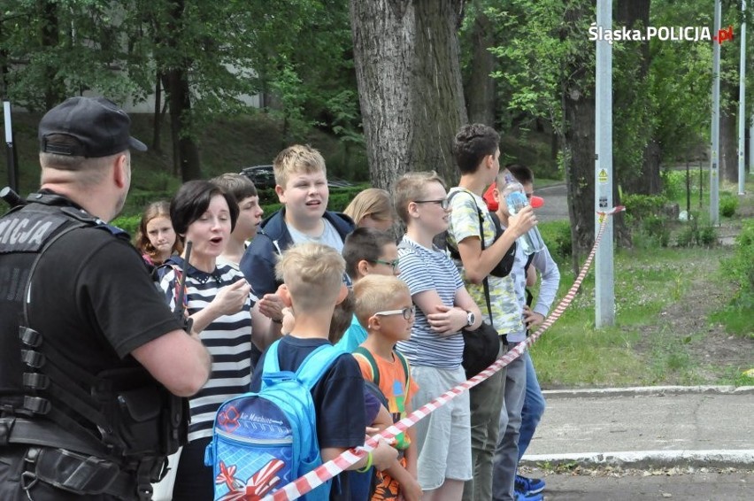 Policjanci z OPP Katowice dla niesłyszących dzieci ZDJĘCIA
