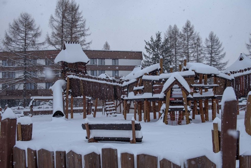 Zakopane przed sylwestrem. Śnieg, tłumy, korki i brak wody [ZDJĘCIA]