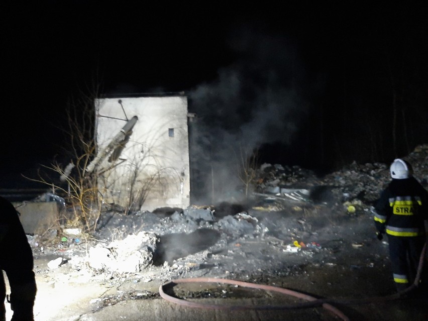 Pożar odpadów na terenie byłego Pronitu w Pionkach.