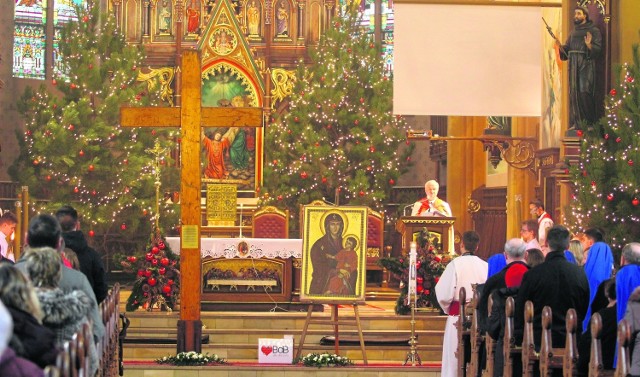 Krzyż o wysokości 3,8 metra wędruje po śląskich parafiach już od zeszłego piątku. To zdjęcie nasz fotoreporter wykonał w poniedziałek w kościele św. Szczepana w Katowicach-Bogucicach