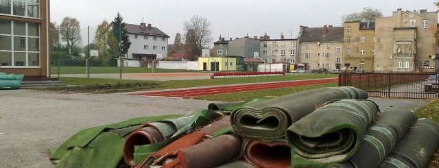 Sztuczna trawa na boisku Gimnazjum w Drawsku Pomorskim została zdemontowana wkrótce po jej ułożeniu.