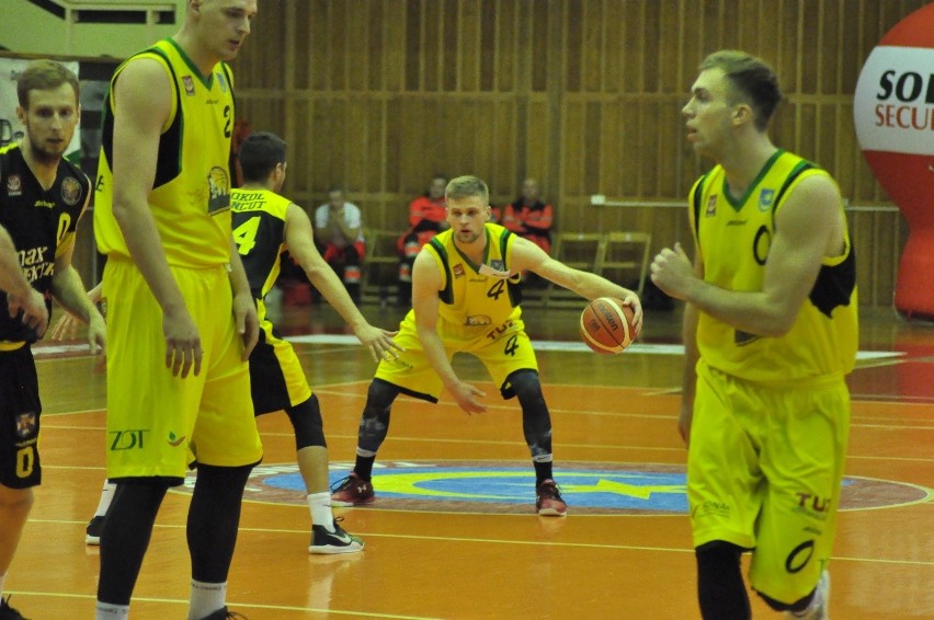 Koszykarze Siarki Tarnobrzeg (w żółtych koszulkach)