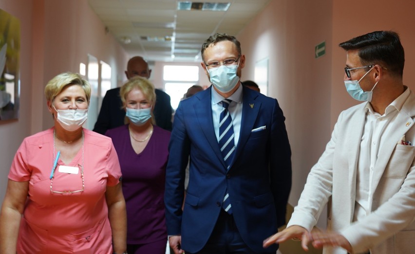 Wojewoda zachodniopomorski otworzył nowy oddział w szpitalu w Dębnie                                                                