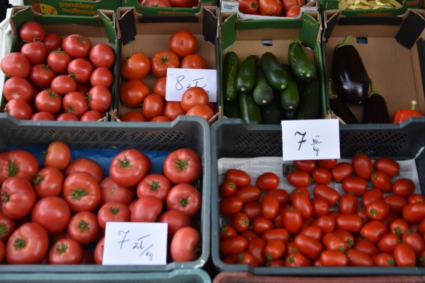 Ceny warzyw i owoców na giełdzie w Sandomierzu w sobotę, 9 lipca. Truskawki coraz droższe, natomiast bób tanieje
