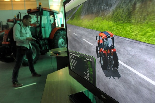 W grze "Farming Simulator" farmerzy jeżdżą po polach traktorem z Lublina 