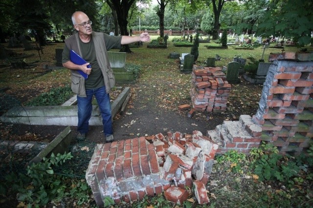 - Tylko w tym roku wydaliśmy na naprawy ogrodzenia ponad 20 tysięcy złotych - mówi Julian Juszczewski z Zakładu Komunalnego.