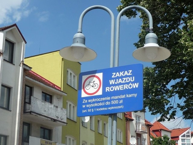 Na ul. Staromiejską nie można wjeżdżać rowerami. 