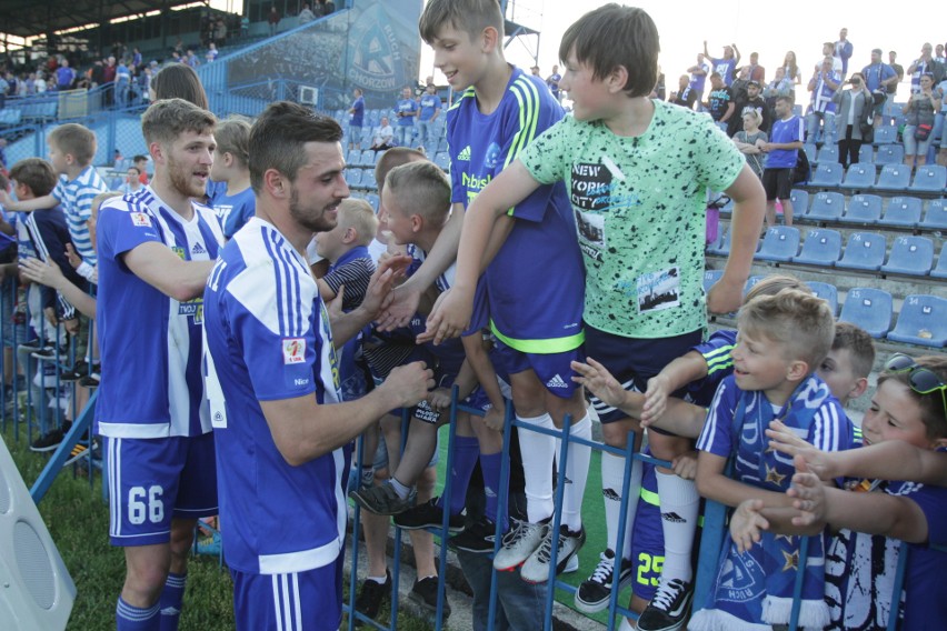 Ruch Chorzów - GKS Katowice 1:0. Tak cieszyli się kibice i piłkarze Niebieskich ZDJĘCIA