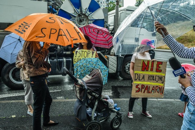 Na bydgoskich Kapuściskach w piątek (9.07) ruszyły protesty przeciwko planowanej budowie spalarni niebezpiecznych odpadów na terenie dawnych zakładów chemicznych Zachem.