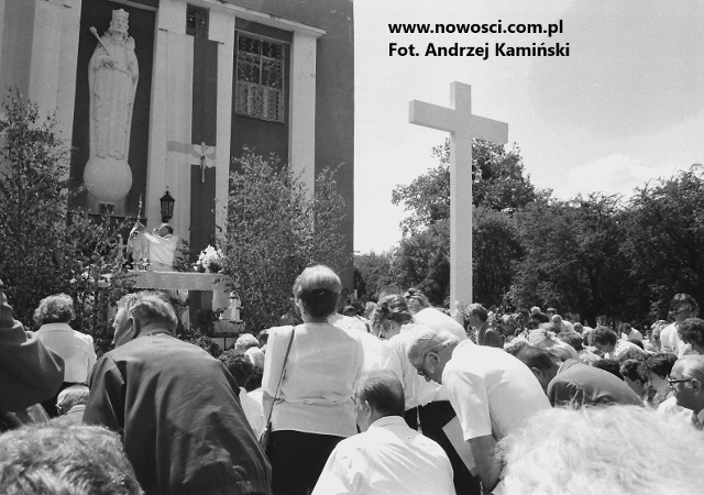 To już lata 80., procesja przed kościołem Chrystusa Króla.