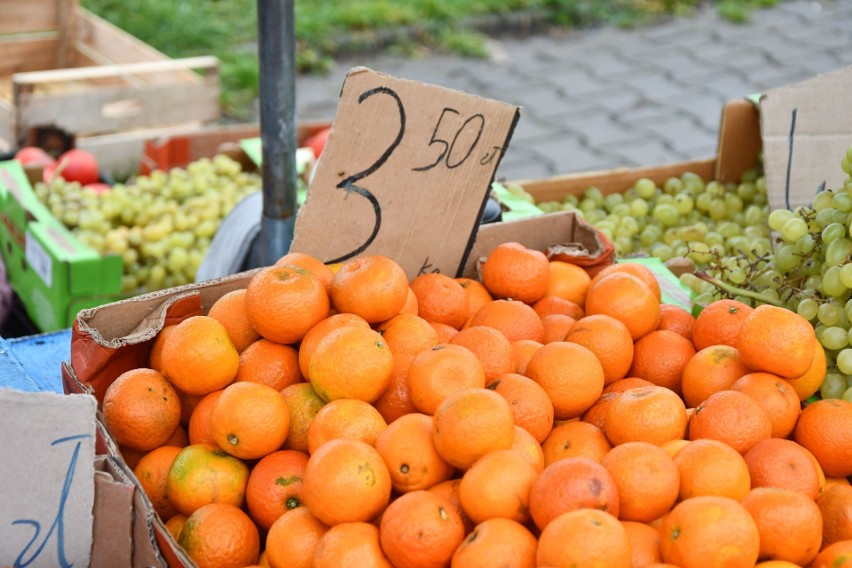 Mandarynki w cenie 3,50 za kilogram.