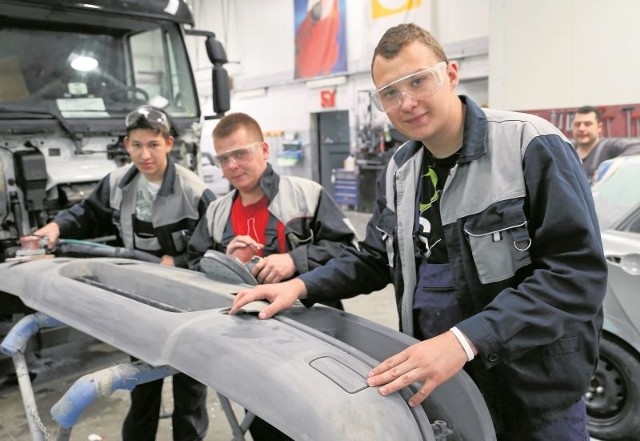 Daniel Ściepko (od prawej), Bartek Łuczewski i Adam Aleksandrowicz są bardzo zadowoleni z doświadczenia zawodowego, które zdobyli w firmie Top Motors