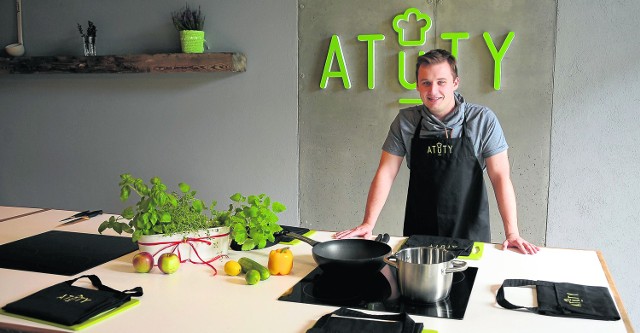 Są pieniądze do wzięcia. Na założenie swojej firmy Kamil Łącki m.in. za pieniądze z zewnątrz założył Studio Kulinarne Atuty. Dostał na to z urzędu pracy 20 tys. zł dotacji.