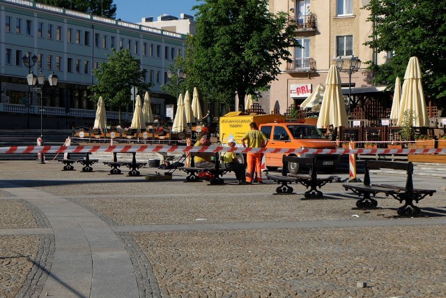 W poniedziałek na Rynku Kościuszki ruszył remont nawierzchni. Prace remontowe polegają na wykonaniu uzupełnienia spoin i naprawy nawierzchni z kostki granitowej.