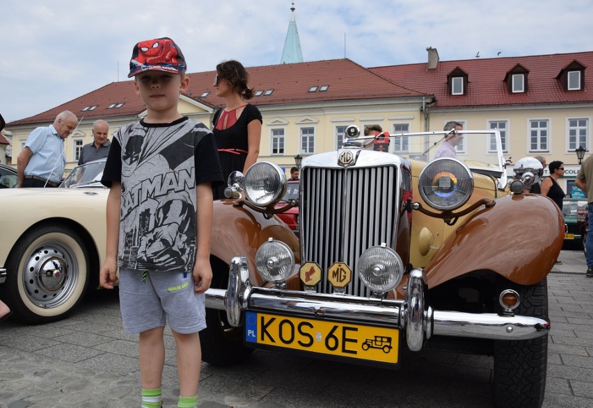 Perełki motoryzacji na oświęcimskim rynku - trudno było oderwać wzrok od zabytkowych samochodów [ZDJĘCIA]