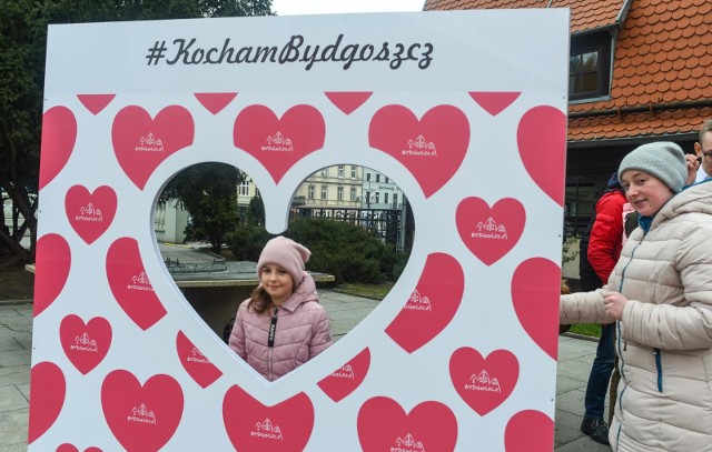 Dzisiaj odbyła się zorganizowana przez miasto akcja walentynkowa „Kocham Bydgoszcz”. W godzinach od 15 do 17 przy amfiteatrze na ulicy Mostowej stanęła walentynkowa fotościanka ozdobiona czerwonymi serduszkami, przy której bydgoszczanie mogli zrobić sobie pamiątkowe zdjęcie. Wszystkie fotografie zrobione podczas wydarzenia zostaną opublikowane na fanpage’u miasta na Facebooku z hasztagiem #kochamBydgoszcz.Dodatkowo, podczas akcji powstał film. Jego bohaterami są mieszkańcy, którzy do kamery wypowiadali się, dlaczego kochają Bydgoszcz.Wszyscy uczestnicy akcji otrzymali od miasta upominki.Czego wstydzą się kobiety? Aktorki i psycholog dyskutują.