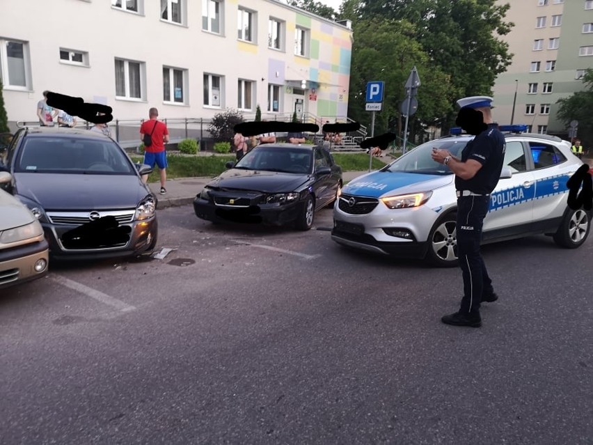 Białystok. Policjantka na służbie rozbiła radiowozem trzy pojazdy na parkingu [ZDJĘCIA]