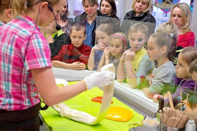 Podczas warsztatów dzieci mogą same przygotować słodkości.