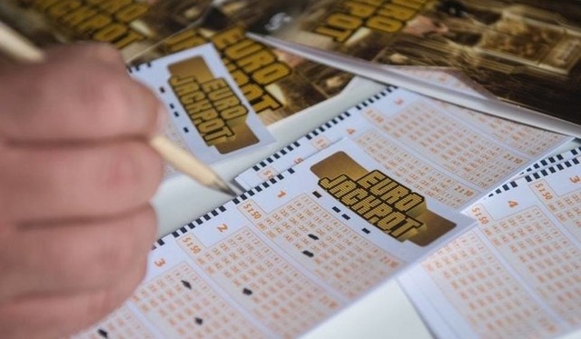 Losowania Eurojackpot odbywają się w każdy piątek między godziną 20.00 a 21.00 i są retransmitowane na stronie Lotto. W losowaniu 28 grudnia szczęśliwiec może wygrać nawet 85 000 000 złotych!