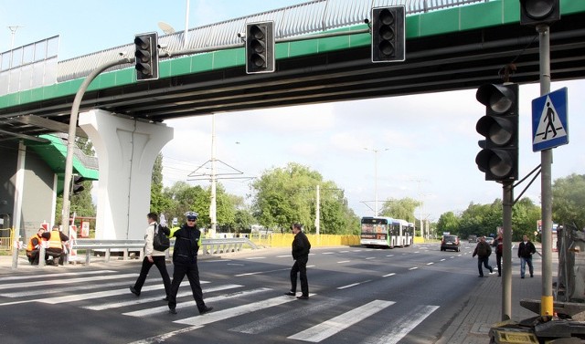 Tak dzisiaj rano wyglądała sytuacja na ul. Gdańskiej. Przybyli na miejsce inspektorzy ZDiTM oraz wykonawca pracy próbowali ustalić, kto wpuścił pieszych na kładkę. Policja kierowała ruchem, bo nie działała sygnalizacja na przejściu dla pieszych. Na szczęście obyło się bez wypadków.