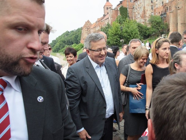 Prezydent Bronisław Komorowski w otoczeniu ochroniarzy