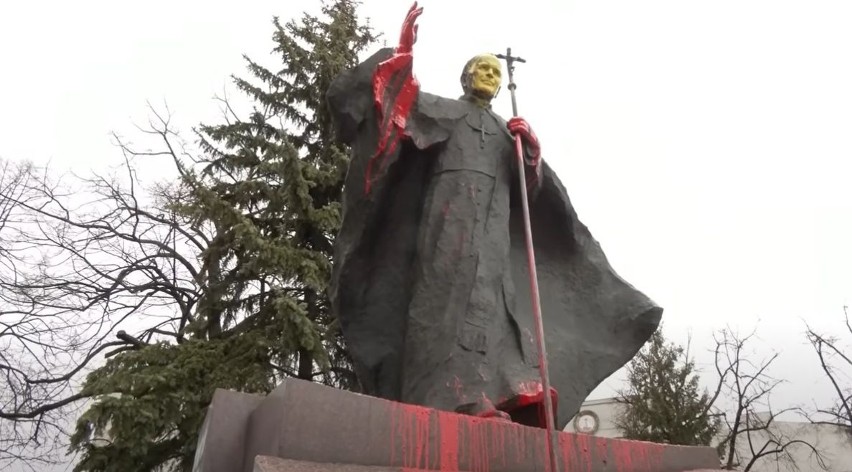 Znieważenie pomnika papieża Jana Pawła II w Łodzi. Policja i prokuratura prowadzą śledztwo. Co ustalili? Mamy przejmujący film 