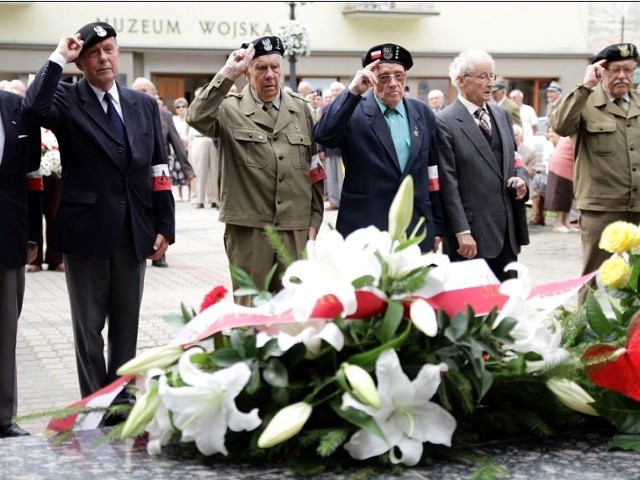 Przedstawiciele Światowego Związku Żołnierzy AK złożyli kwiaty przed pomnikiem Żołnierzy Armii Krajowej przy ulicy Kilińskiego