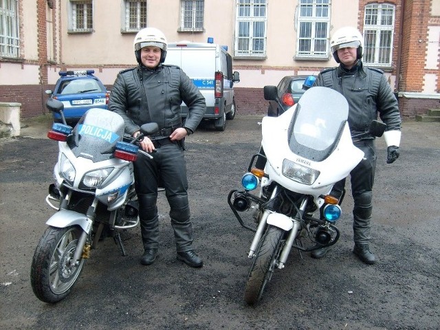Mł. asp. Marcin Wiktor i mł. asp. Rafał Tyburski cieszą się z nowych motocykli