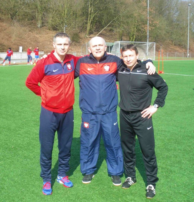 Trener Jerzy Leszczyński (w środku) oraz dwaj wykładowcy szkoły trenerów z Barsinghausen, Dariusz Szubert (z lewej) i Marek Wanik. 