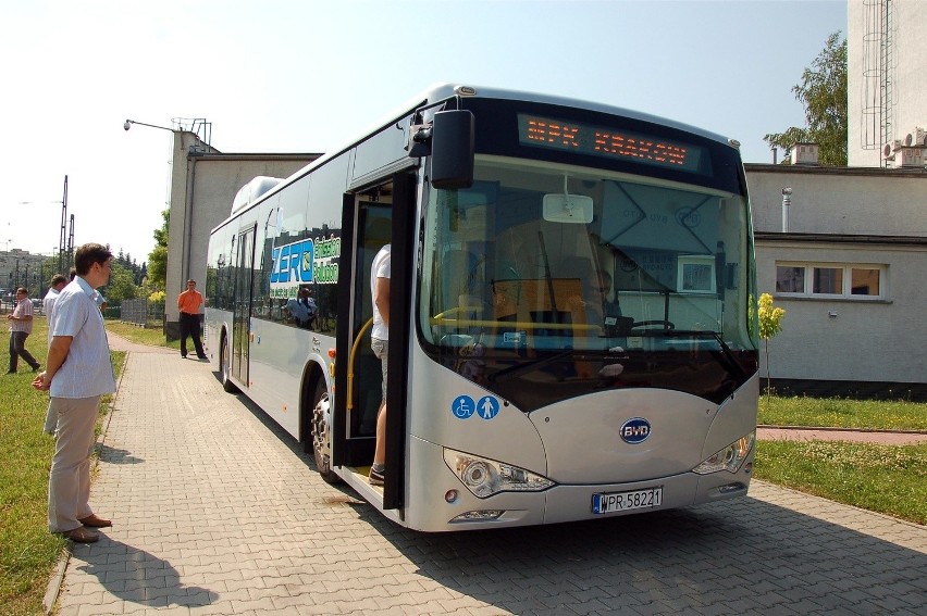 Elektryczny autobus chińskiej firmy BYD (Build Your Dreams)...
