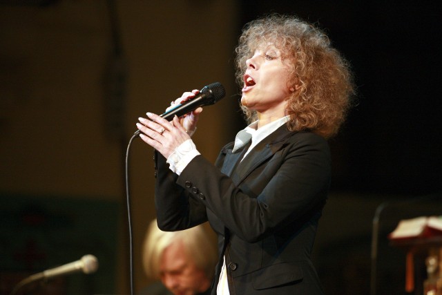 Alicja Majewska zadebiutowała jako solistka w 1975 roku