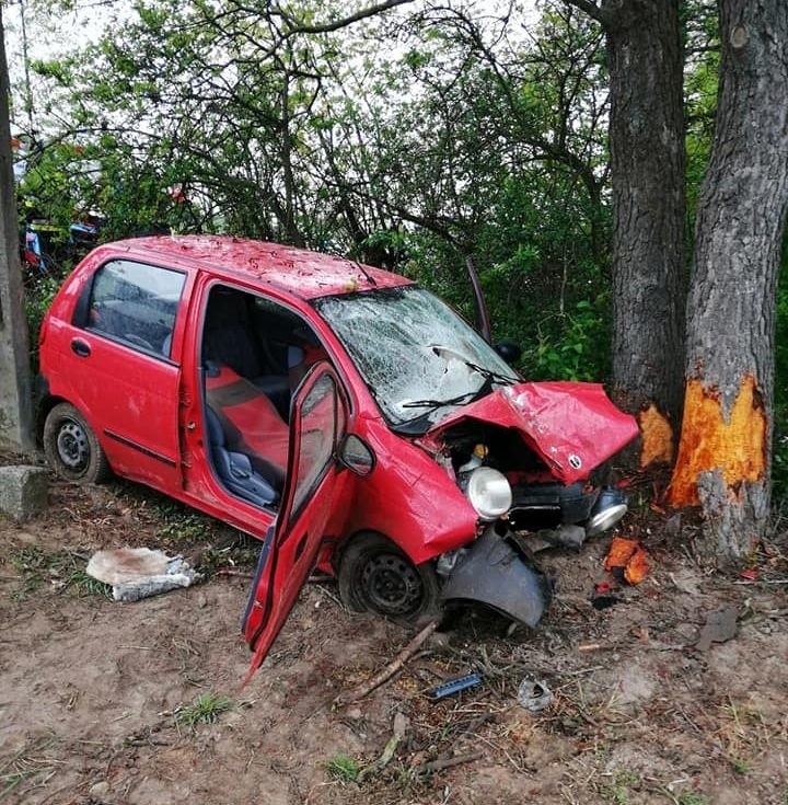 Górki Klimonotowskie. Samochód osobowy uderzył w drzewo. 74-letni kierowca zginął na miejscu! Jeden z pasażerów w ciężkim stanie