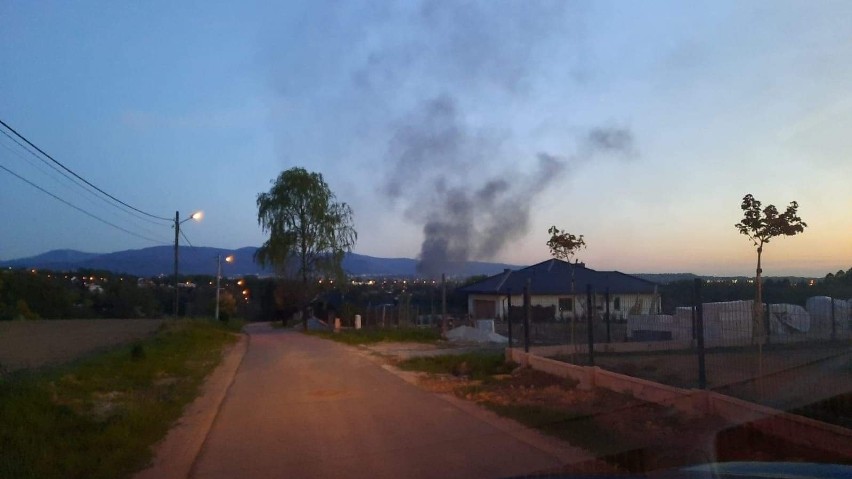 Bielsko-Biała. Pożar starej parowozowni przy dworcu PKP. Ogień gasiło 11 zastępów straży pożarnej, słup dymu widoczny był z wielu klometrów