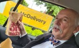 Janusz Korwin-Mikke na diecie fast food - Nie umrę od jedzenia przez miesiąc fast-foodów - zapowiada ekstrawagancki polityk