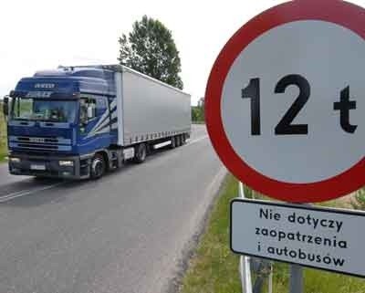 Znaki informujące o zakazie wjazdu ciężkich samochodów stoją na drogach wjazdowych do miasta
