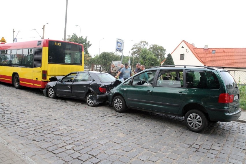 Wypadek trzech aut na Złotnickiej we Wrocławiu, 10.08.2016