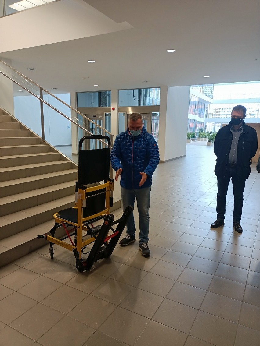 Uniwersytet Rzeszowski kupił krzesła ewakuacyjne dla osób ze specjalnymi potrzebami