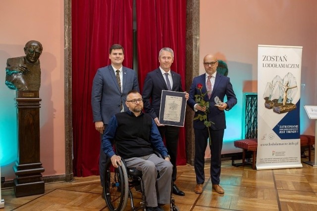 Zdjęcie z gali, na której nagrodzono laureatów etapu regionalnego "Lodołamaczy 2022". Odbyła się ona w Filharmonii Pomorskiej w Bydgoszczy.