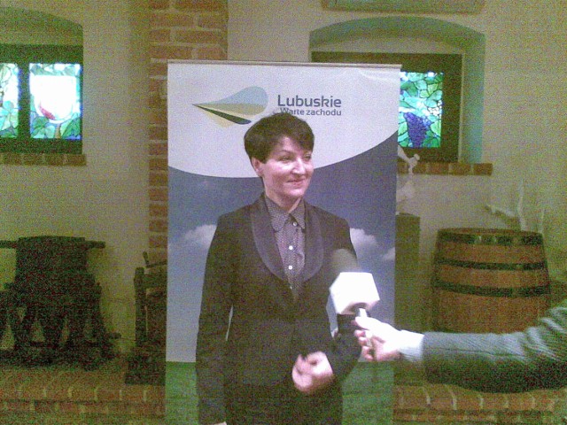 Marszałek Elżbieta Polak podczas prasowego briefingu.
