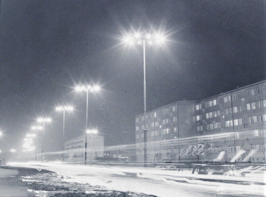 Widok ulicy Sobieskiego nocą 1974 od strony ul. Nadmorskiej,...