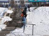 Na snowboardzie po poręczy  przed... Tesco [Film, zdjęcia]
