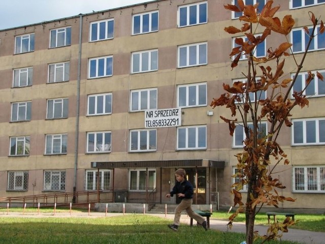 Nieruchomość po byłej Bursie Szkolnej w Bielsku Podlaskim przy ul. Mickiewicza 122 obejmuje działkę o powierzchni 0,68 ha z pięciokondygnacyjnym budynkiem, magazynem żywnościowym i budynkiem gospodarczym. Starostwo powiatowe szuka na nią kupca.