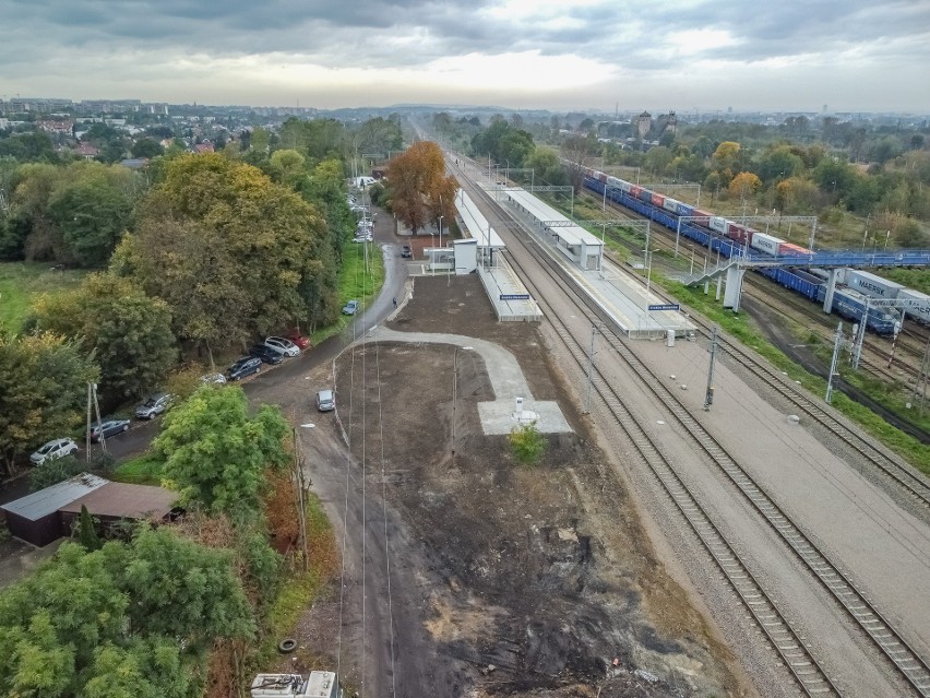 Kraków Bieżanów. W ramach inwestycji wybudowano nowy peron,...